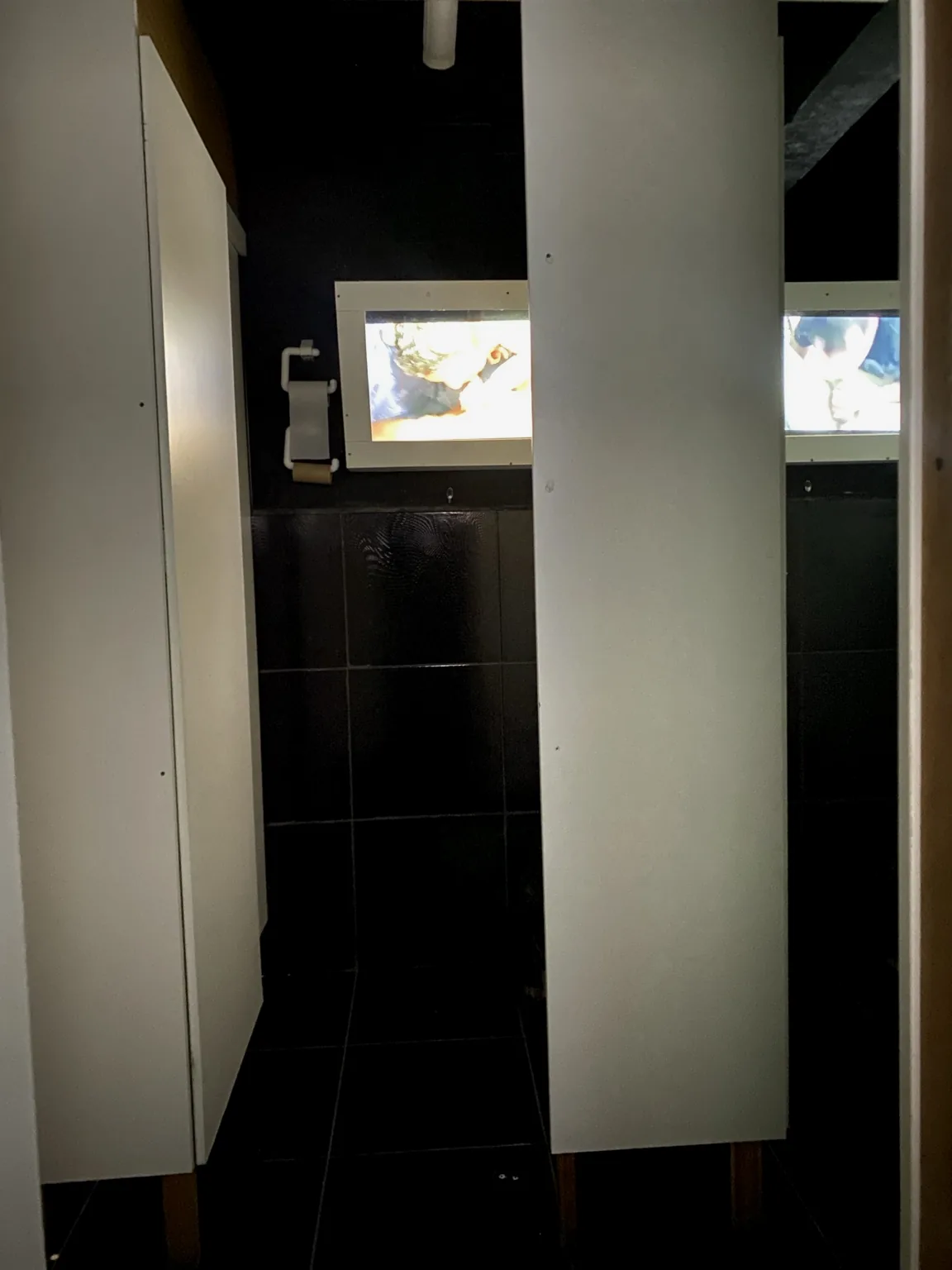 Cabine com tela de vídeo nas Cabines Bangu