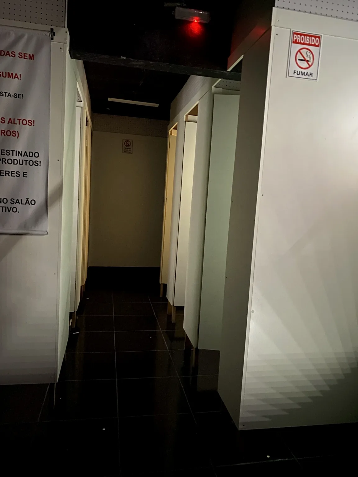 Área interna e corredor das Cabines Bangu